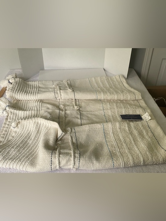 Hampton Collection Other - NWT Throw Blanket Hampton Collection Cream Colour/Blue Accents 50x60
